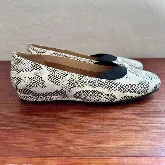 SoftWalk Shoes - Softwalk Viana Snakeskin Size 7 W Silver Black White New Without Tags